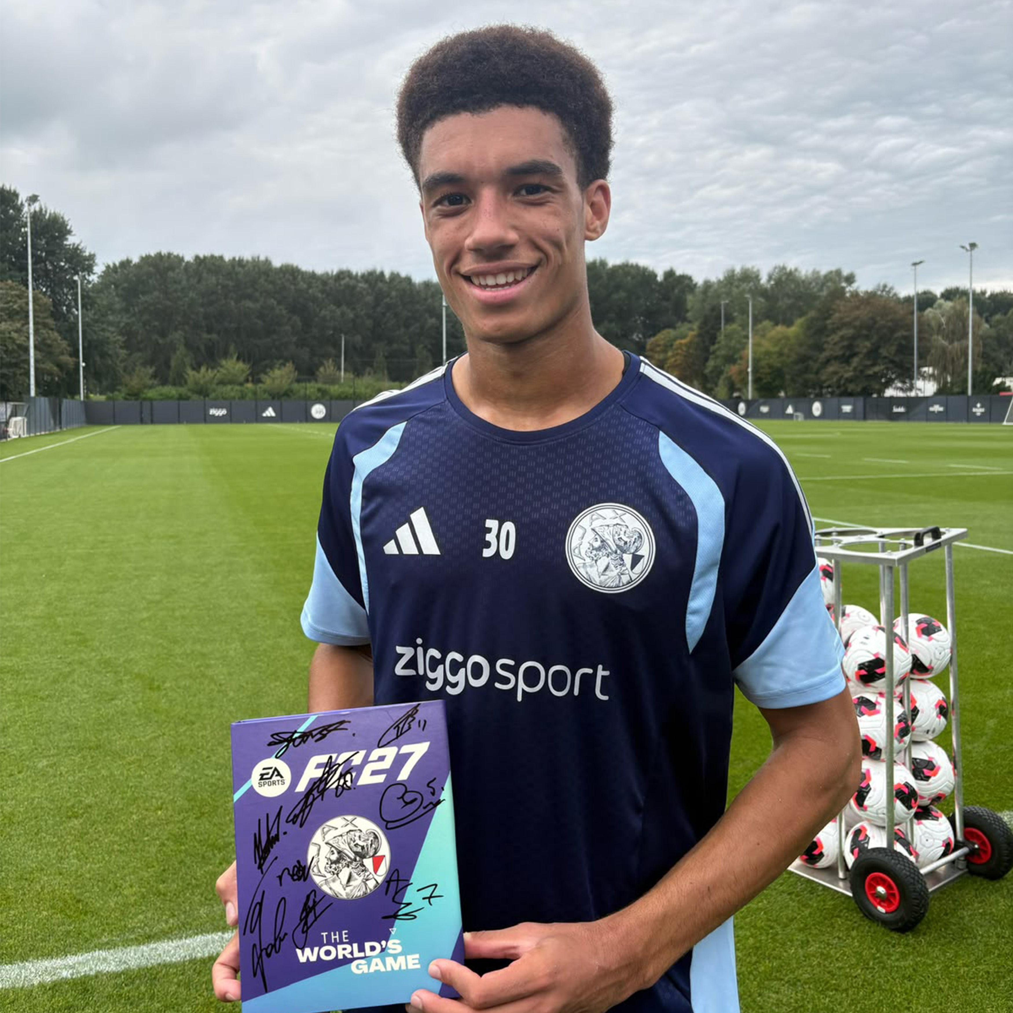gesigneerde hardcover FC27 Ajax editie